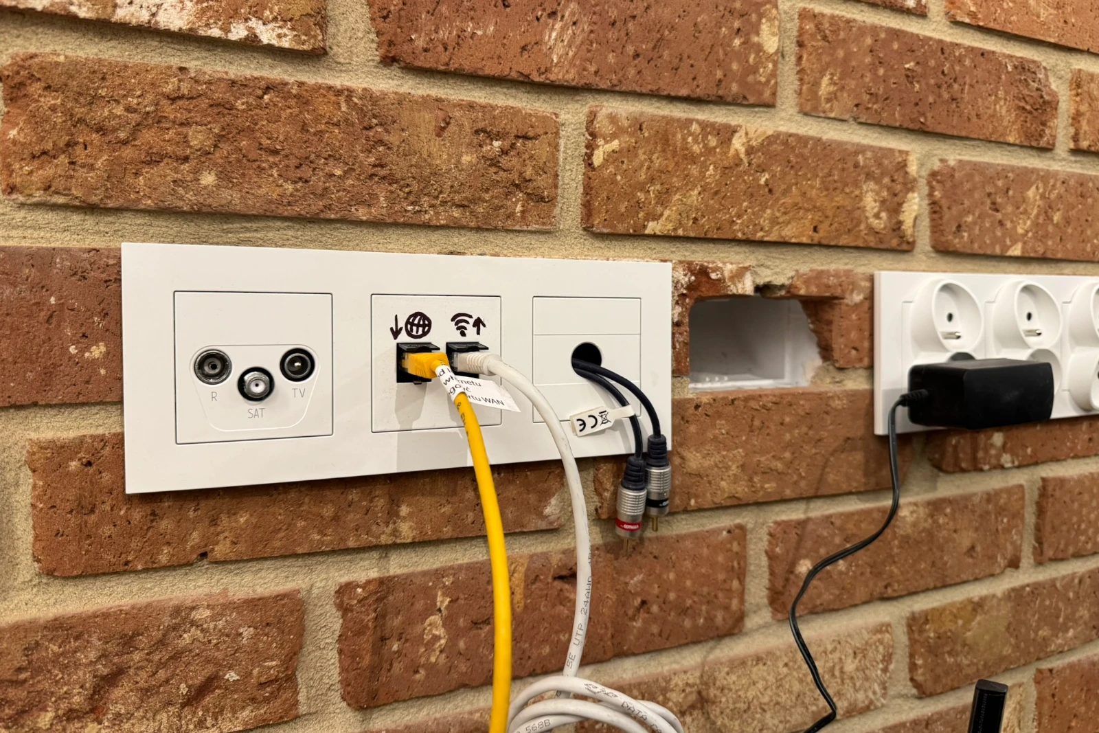 Biały montaż gniazd i włączników elektrycznych – Kraków