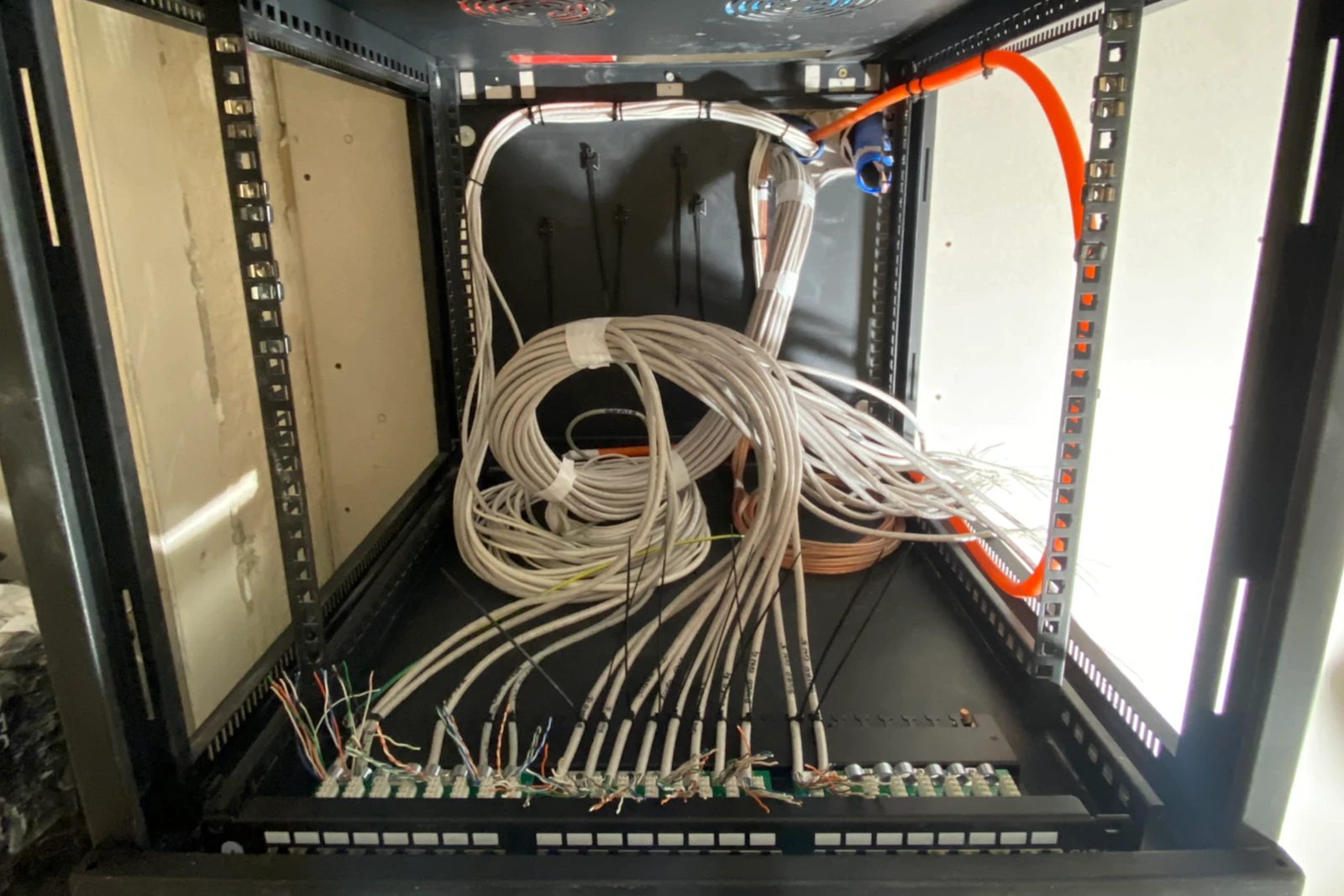 Instalacje niskoprądowe w klinice ginekologicznej – Kraków