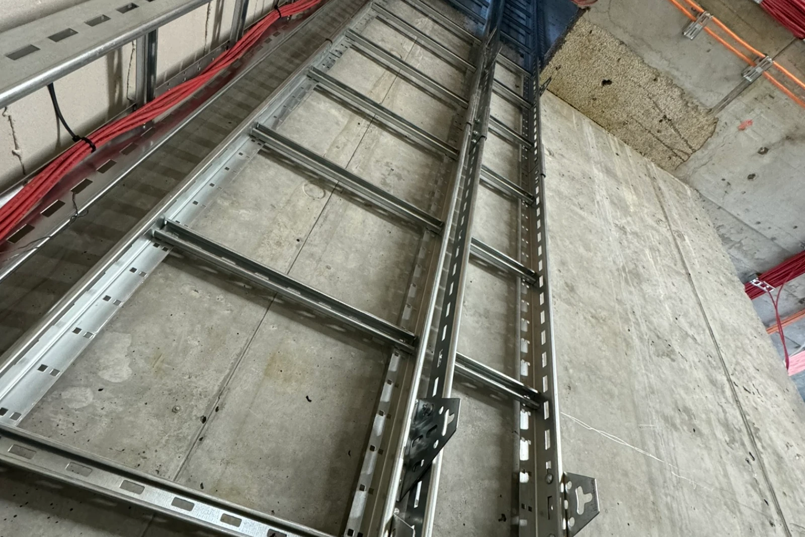 Montaż koryt i drabin kablowych w obiekcie technicznym – Kraków