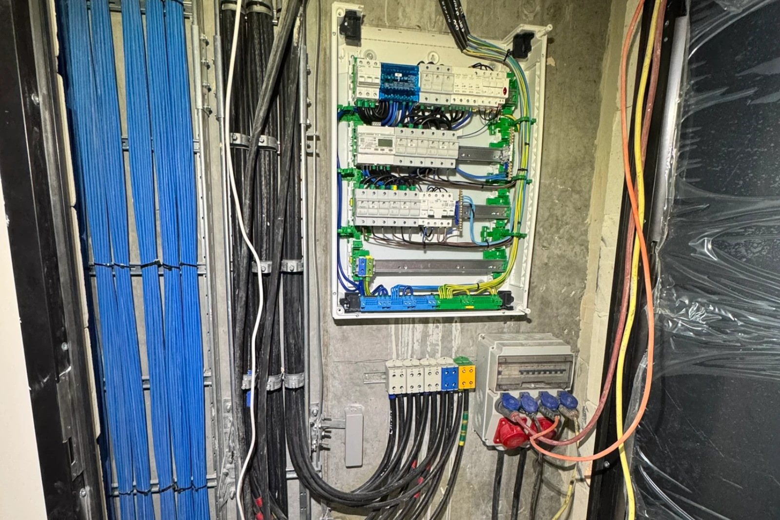 Prefabrykacja i montaż rozdzielnicy elektrycznej – Kraków